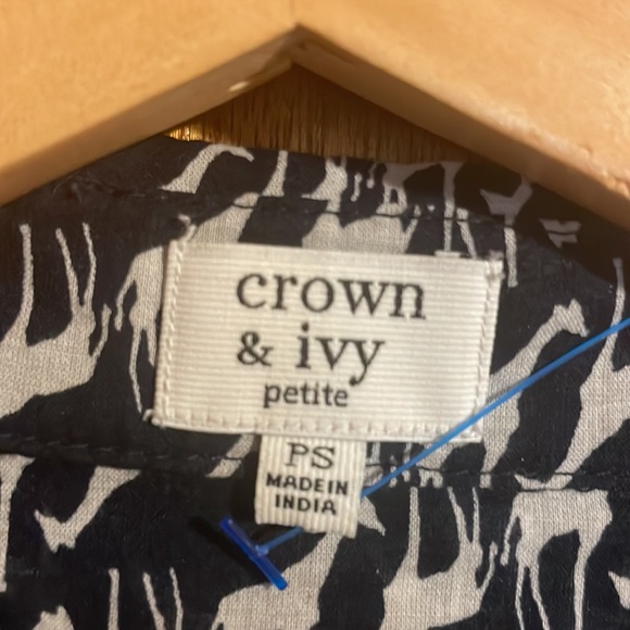•CROWN&IVY•NAVY&WHITE GIRAFFE BUTTON DOWN COLLAR BLOUSE SIZE PETITE SMALL(PS) - Picture 4 of 7